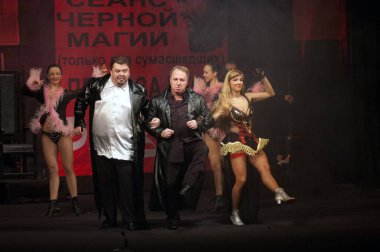 DNEPROPETROVSK, UKRAINE - 22 ARALIK: Moskova Bağımsız Tiyatrosu üyeleri 22 Aralık 2011 'de Dnepropetrovsk, Ukrayna' da 