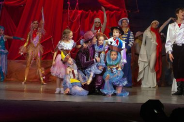 DNIPROPETROVSK, UKRAINE 17 ARALIK: 8 ve 14 yaşlarındaki kimliği belirsiz çocuklar, 17 Aralık 2011 'de Ukrayna' nın Dnipropetrovsk kentinde 