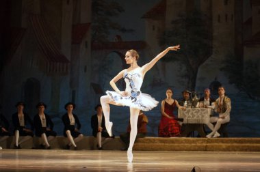 DNEPROPETROVSK, UKRAINE - 13 Haziran: Dnepropetrovsk Devlet Opera ve Bale Tiyatrosu üyeleri 13 Haziran 2012 'de Dnepropetrovsk, Ukrayna' da 