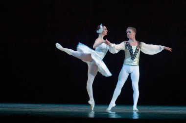 DNIPROPETROVSK, UKRAINE - 23 Nisan: Kuğu Gölü balesi Dnepropetrovsk Opera ve Bale Tiyatrosu tarafından 23 Nisan 2011 'de Dnipropetrovsk, Ukrayna' da sahnelendi.