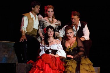 DNIPROPETROVSK, UKRAINE 3 Haziran: Dnepropetrovsk Devlet Opera ve Bale Tiyatrosu üyeleri 3 Haziran 2011 'de Dnipropetrovsk, Ukrayna' da 