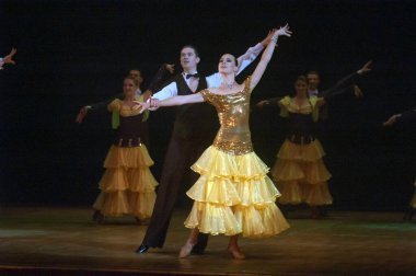 DNEPROPETROVSK, UKRAINE - 20 Ekim: Vadim Elizarov Sivastopol Dans Tiyatrosu üyeleri 20 Ekim 2013 'te Dnepropetrovsk, Ukrayna' da DANCES Of the World Opera and Bale Tiyatrosu 'nda gösteri yaptılar.