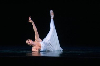 DNIPROPETROVSK, UKRAINE APRIL 28: Anastasia Volochkova, 28 Nisan 2010 tarihinde Ukrayna 'nın Dnipropetrovsk kentindeki Opera ve Bale Tiyatrosu' nda Aşk Hikayeleri adlı kısa öyküde sahne aldı..