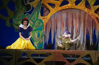 DNIPROPETROVSK, UKRAINE JANUARY 5: Dnepropetrovsk Devlet Opera ve Bale Tiyatrosu üyeleri 5 Ocak 2011 'de Dnipropetrovsk, Ukrayna' da 