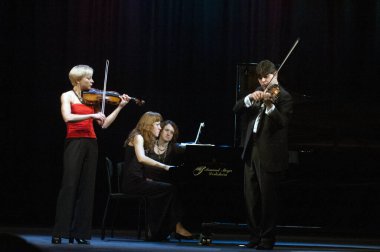 DNIPROPETROVSK, UKRAINE 19 ARALIK: QUINTA Orkestrası üyeleri 19 Aralık 2011 'de Dnipropetrovsk, Ukrayna' da Mozart 'ın müziğini icra ettiler 