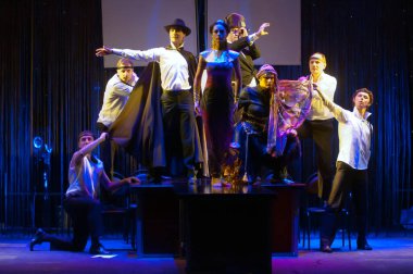 DNIPROPETROVSK, UKRAINE - 25 Kasım 2012 'de Dnepropetrovsk Gençlik Tiyatrosu üyeleri Ukrayna' nın Dnipropetrovsk kentinde 