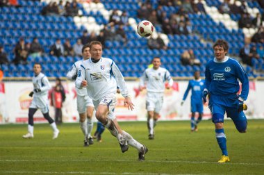 DNIPROPETROVSK, UKRAINE Mart, 6: Seleznyov of FC Dnipro (R) Uk uçuşu sırasında Monakhov ile top için mücadele eder. Şampiyonluk maçı 6 Mart 2011 'de Dnipropetrovsk' ta. 