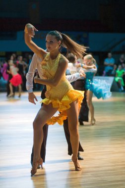 DNIPROPETROVSK, UKRAINE - 24 Eylül: DNEPR 2011 Dünya Dans Yarışması sırasında dans pozu veren kimliği belirsiz bir çift 24 Eylül 2011 tarihinde Dnipropetrovsk, Ukrayna 'da.