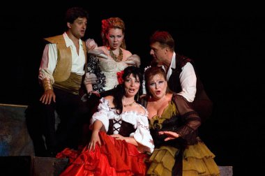 DNIPROPETROVSK, UKRAINE 3 Haziran: Dnepropetrovsk Devlet Opera ve Bale Tiyatrosu üyeleri 3 Haziran 2011 'de Dnipropetrovsk, Ukrayna' da 