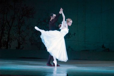 DNEPROPETROVSK, UKRAINE - 25 Mart: Dnepropetrovsk Devlet Opera ve Bale Tiyatrosu üyeleri 25 Mart 2012 'de Dnepropetrovsk, Ukrayna' da 