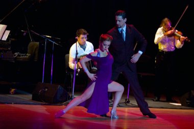 DNEPROPETROVSK, UKRAINE - 26 Mart 2011 'de Arjantin' in Dnepropetrovsk, Ukrayna 'da gerçekleştirilen Stars of Arjantin Tango gösterisinde dansçılar Gimena Aramburu ve Juan Fossati (Arjantin).