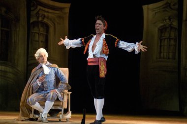 DNIPROPETROVSK, UKRAINE 25 HAZİRAN: Dnepropetrovsk Devlet Opera ve Bale Tiyatrosu üyeleri 25 Haziran 2011 'de Ukrayna' nın Dnipropetrovsk kentinde 