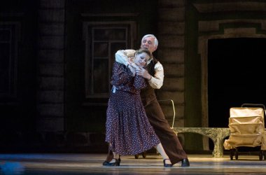 DNEPROPETROVSK, UKRAINE - 12 Mayıs: Dnepropetrovsk Devlet Opera ve Bale Tiyatrosu üyeleri 12 Mayıs 2011 'de Dnepropetrovsk, Ukrayna' da 