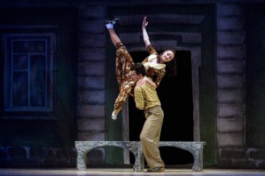 DNEPROPETROVSK, UKRAINE - 12 Mayıs: Dnepropetrovsk Devlet Opera ve Bale Tiyatrosu üyeleri 12 Mayıs 2011 'de Dnepropetrovsk, Ukrayna' da 