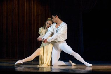 DNEPROPETROVSK, UKRAINE - 29 Nisan: Dnepropetrovsk Devlet Opera ve Bale Tiyatrosu üyeleri 