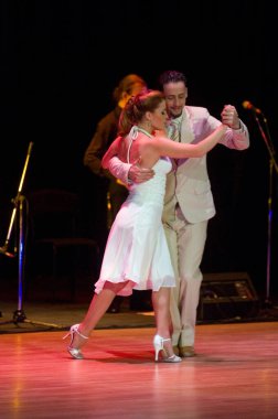 DNEPROPETROVSK, UKRAINE - 26 Mart 2011 'de Arjantin' in Dnepropetrovsk, Ukrayna 'da gerçekleştirilen Stars of Arjantin Tango gösterisinde dansçılar Gimena Aramburu ve Juan Fossati (Arjantin).