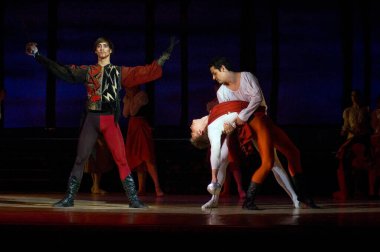 DNEPROPETROVSK, UKRAINE - 29 Nisan: Dnepropetrovsk Devlet Opera ve Bale Tiyatrosu üyeleri 