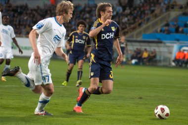 DNIPROPETROVSK, UKRAINE APRIL 9: FC Metalist (R) 'den Marko Deviç Uk sırasında FC Dnepr' den Ivan Striniç (L) ile top için mücadele ediyor. Şampiyonluk maçı 9 Nisan 2012 'de Dnipropetrovsk, Ukrayna' da