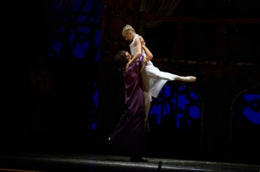 DNIPROPETROVSK, UKRAINE - 23 Ekim: Le Corsaire balesi Dnepropetrovsk Opera ve Bale Tiyatrosu tarafından 23 Ekim 2011 'de Dnipropetrovsk, Ukrayna' da sahnelendi..