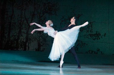 DNEPROPETROVSK, UKRAINE - 25 Mart: Dnepropetrovsk Devlet Opera ve Bale Tiyatrosu üyeleri 25 Mart 2012 'de Dnepropetrovsk, Ukrayna' da 