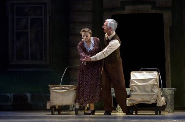 DNEPROPETROVSK, UKRAINE - 12 Mayıs: Dnepropetrovsk Devlet Opera ve Bale Tiyatrosu üyeleri 12 Mayıs 2011 'de Dnepropetrovsk, Ukrayna' da 