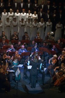 DNEPROPETROVSK, UKRAINE - 27 Mayıs: Koro DUMKA ve Senfoni Orkestrası - ana orkestra şefi Natalia Ponomarchuk, 27 Mayıs 2013 tarihinde Ukrayna 'nın Dnepropetrovsk kentinde Verdi' nin REQUIEM 'ini seslendirdi.