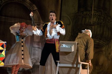 DNIPROPETROVSK, UKRAINE 25 HAZİRAN: Dnepropetrovsk Devlet Opera ve Bale Tiyatrosu üyeleri 25 Haziran 2011 'de Ukrayna' nın Dnipropetrovsk kentinde 