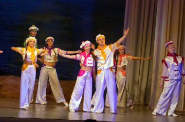 DNIPROPETROVSK, UKRAINE 17 ARALIK: 8 ve 14 yaşlarındaki kimliği belirsiz çocuklar, 17 Aralık 2011 'de Ukrayna' nın Dnipropetrovsk kentinde 