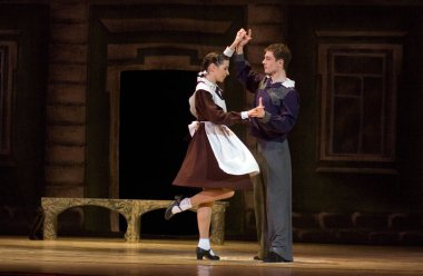 DNEPROPETROVSK, UKRAINE - 12 Mayıs: Dnepropetrovsk Devlet Opera ve Bale Tiyatrosu üyeleri 12 Mayıs 2011 'de Dnepropetrovsk, Ukrayna' da 