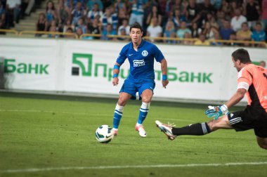 DNEPROPETROVSK, UKRAINE - 11 Ağustos: Giuliano (C) Uk boyunca bir gol atıyor. Şampiyonluk maçı FC Dnepr FC Hoverla 'ya karşı 11 Ağustos 2012' de Dnepropetrovsk, Ukrayna. 