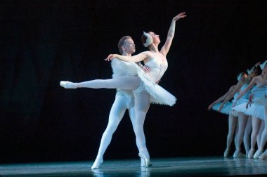 DNIPROPETROVSK, UKRAINE - 23 Nisan: Kuğu Gölü balesi Dnepropetrovsk Opera ve Bale Tiyatrosu tarafından 23 Nisan 2011 'de Dnipropetrovsk, Ukrayna' da sahnelendi.