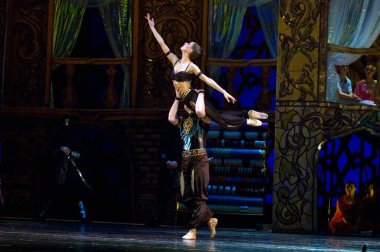 DNIPROPETROVSK, UKRAINE - 23 Ekim: Le Corsaire balesi Dnepropetrovsk Opera ve Bale Tiyatrosu tarafından 23 Ekim 2011 'de Dnipropetrovsk, Ukrayna' da sahnelendi..