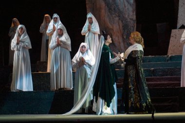 DNIPROPETROVSK, UKRAINE MAYIS 29: Dnepropetrovsk Devlet Opera ve Bale Tiyatrosu üyeleri 