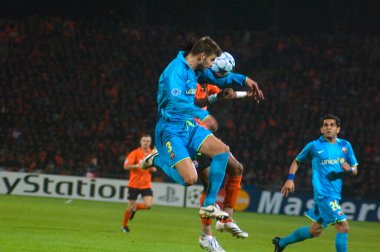 DONETSK, UKRAINE OCTOBER 1: 1 Ekim 2008 tarihinde Ukrayna 'nın Donetsk kentinde oynanan Şampiyonlar Ligi karşılaşmasında FC Barcelona takımından Brandao ile top mücadelesi verdi.