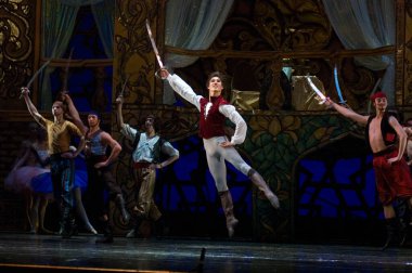 DNIPROPETROVSK, UKRAINE - 23 Ekim: Le Corsaire balesi Dnepropetrovsk Opera ve Bale Tiyatrosu tarafından 23 Ekim 2011 'de Dnipropetrovsk, Ukrayna' da sahnelendi..