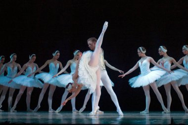 DNIPROPETROVSK, UKRAINE - 23 Nisan: Kuğu Gölü balesi Dnepropetrovsk Opera ve Bale Tiyatrosu tarafından 23 Nisan 2011 'de Dnipropetrovsk, Ukrayna' da sahnelendi..