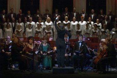 DNEPROPETROVSK, UKRAINE - 27 Mayıs: Koro DUMKA ve Senfoni Orkestrası - ana orkestra şefi Natalia Ponomarchuk, 27 Mayıs 2013 tarihinde Ukrayna 'nın Dnepropetrovsk kentinde Verdi' nin REQUIEM 'ini seslendirdi.