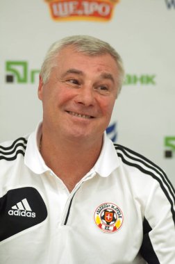 DNIPROPETROVSK, UKRAINE AUG. 26: FC teknik direktörü Volyn Aleksandr Demyanenko Ukrayna Şampiyonu maçından sonra bir röportaj verdi. FC Dnipro FC Volyn 'e karşı 26 Ağustos 2012' de Dnipropetrovsk, Ukrayna 'da