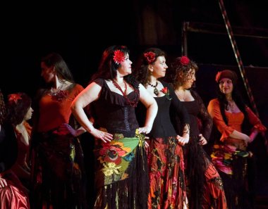 DNIPROPETROVSK, UKRAINE 3 Haziran: Dnepropetrovsk Devlet Opera ve Bale Tiyatrosu üyeleri 3 Haziran 2011 'de Dnipropetrovsk, Ukrayna' da 