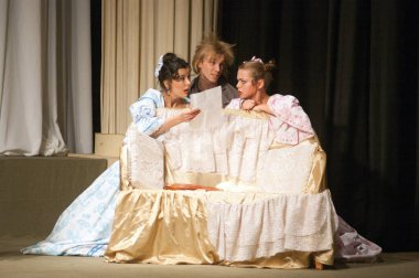 DNEPROPETROVSK, UKRAINE - 15 ARALIK: Dnepropetrovsk Devlet Tiyatrosu üyeleri 15 Aralık 2011 'de Dnepropetrovsk, Ukrayna' da 