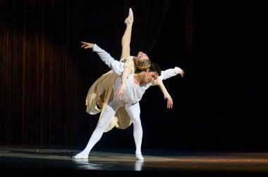 DNEPROPETROVSK, UKRAINE - 29 Nisan: Dnepropetrovsk Devlet Opera ve Bale Tiyatrosu üyeleri 