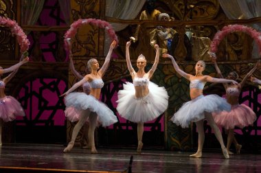 DNIPROPETROVSK, UKRAINE - 23 Ekim: Le Corsaire balesi Dnepropetrovsk Opera ve Bale Tiyatrosu tarafından 23 Ekim 2011 'de Dnipropetrovsk, Ukrayna' da sahnelendi..