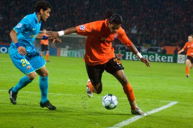 DONETSK, UKRAINE OCTOBER 1: FC Shakhtar (R) Brandao, 1 Ekim 2008 tarihinde Ukrayna 'nın Donetsk kentinde oynanan Şampiyonlar Ligi karşılaşmasında FC Barcelona' lı Alves ile top için mücadele eder.