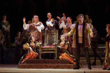 DNIPROPETROVSK, UKRAINE MAYIS 11: Dnepropetrovsk Devlet Opera ve Bale Tiyatrosu üyeleri 11 Mayıs 2012 'de Dnipropetrovsk, Ukrayna' da 