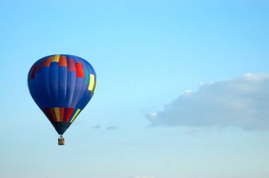 Mavi gökyüzünde renkli sıcak hava balonu 