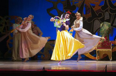 DNIPROPETROVSK, UKRAINE JANUARY 5: Dnepropetrovsk Devlet Opera ve Bale Tiyatrosu üyeleri 5 Ocak 2011 'de Dnipropetrovsk, Ukrayna' da 