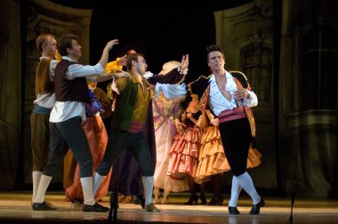 DNIPROPETROVSK, UKRAINE 25 HAZİRAN: Dnepropetrovsk Devlet Opera ve Bale Tiyatrosu üyeleri 25 Haziran 2011 'de Ukrayna' nın Dnipropetrovsk kentinde 