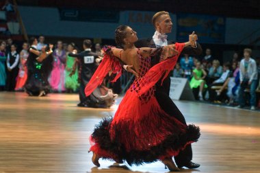 DNIPROPETROVSK, UKRAINE - 24 Eylül: DNEPR 2011 Dünya Dans Yarışması sırasında dans pozu veren kimliği belirsiz bir çift 24 Eylül 2011 tarihinde Dnipropetrovsk, Ukrayna 'da.