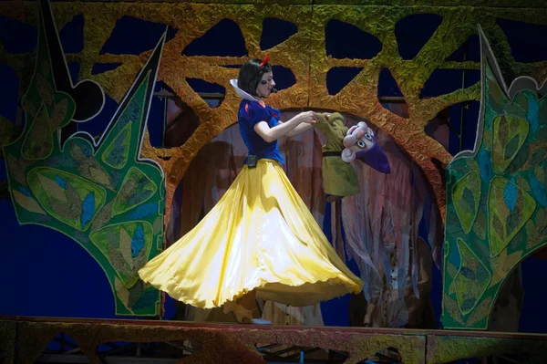 Dnipropetrowsk Ukraine Styczeń Członkowie Państwowego Teatru Opery Baletu Dniepropietrowsku Wykonują — Zdjęcie stockowe