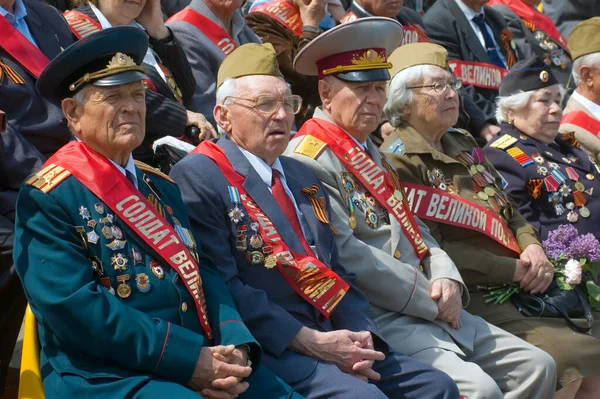 Dnepropetrovsk Ukraine May Elderly Veterans Wwii Sitting Tribunes Watch Parade — Stock Photo, Image